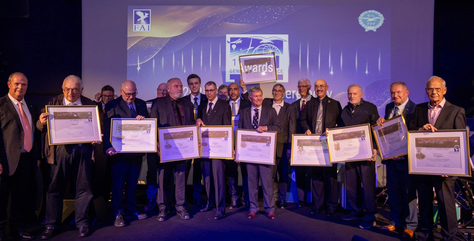 Palkitut yhteiskuvassa.